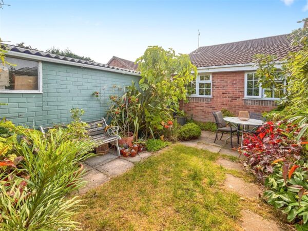 Salway Gardens, Axminster