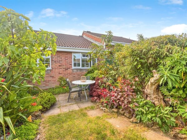 Salway Gardens, Axminster