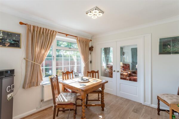 Axe Valley Close, Mosterton